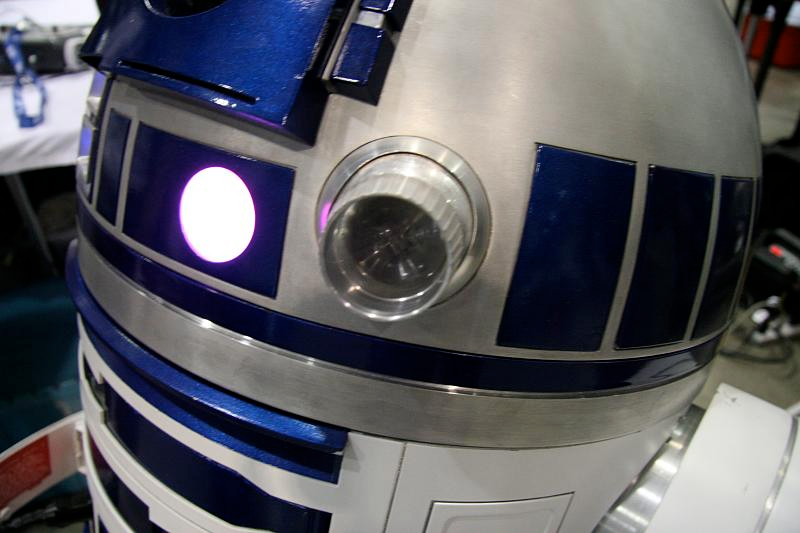Illustration for article titled DIY R2-D2 Is Even Better than the Real Thing